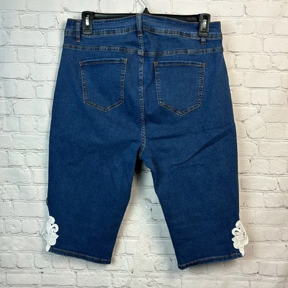 BloomChic Stretchy High Rise Medium Wash Lace Trim Denim Capris Plus Size 16 - Picture 5 of 6